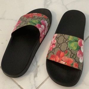 GUCCI BLOOMS SUPREME FLORAL SANDALS